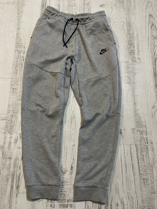 Calças Nike Tech cinzentas.