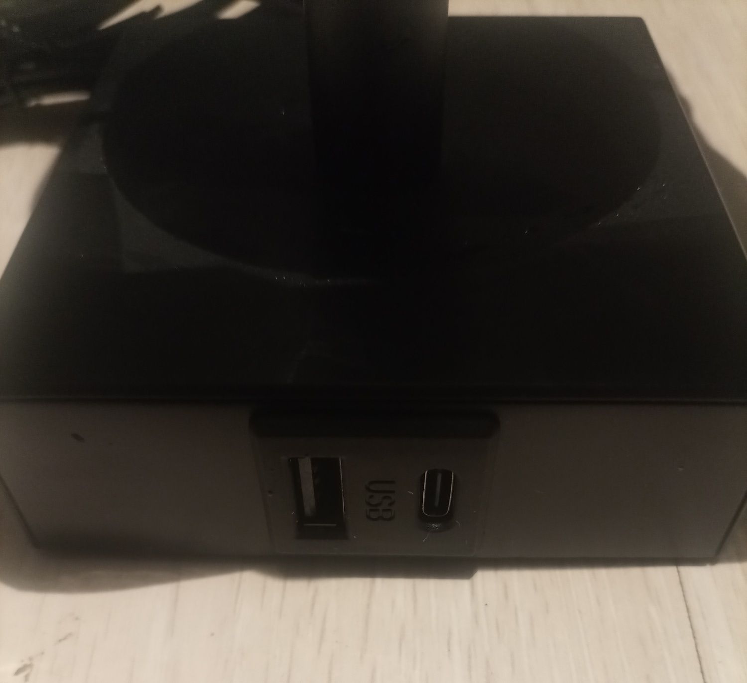 Lampka nocna z portami ładowania USB-C+A,