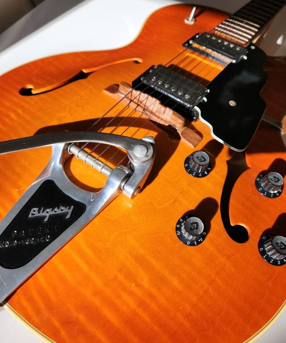 Guitarra Guild X-160 Savoy com Bigsby