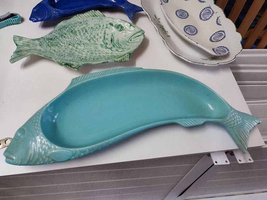 Peças de louça com design de peixe.
