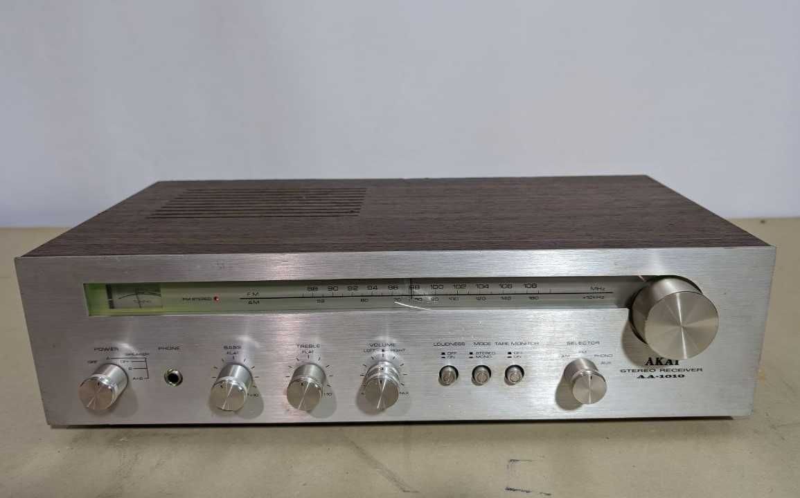 Ресивер Akai AA-1010, має тюнер FM/AM, 4-16 Ом,збірка Японія