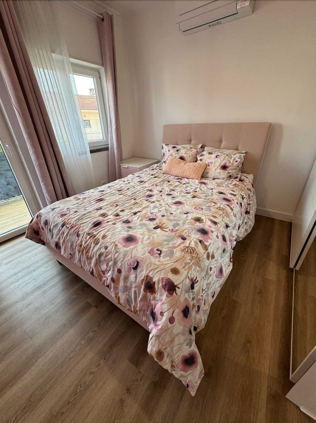 Cama estofada com gavetas 140x200 cm
