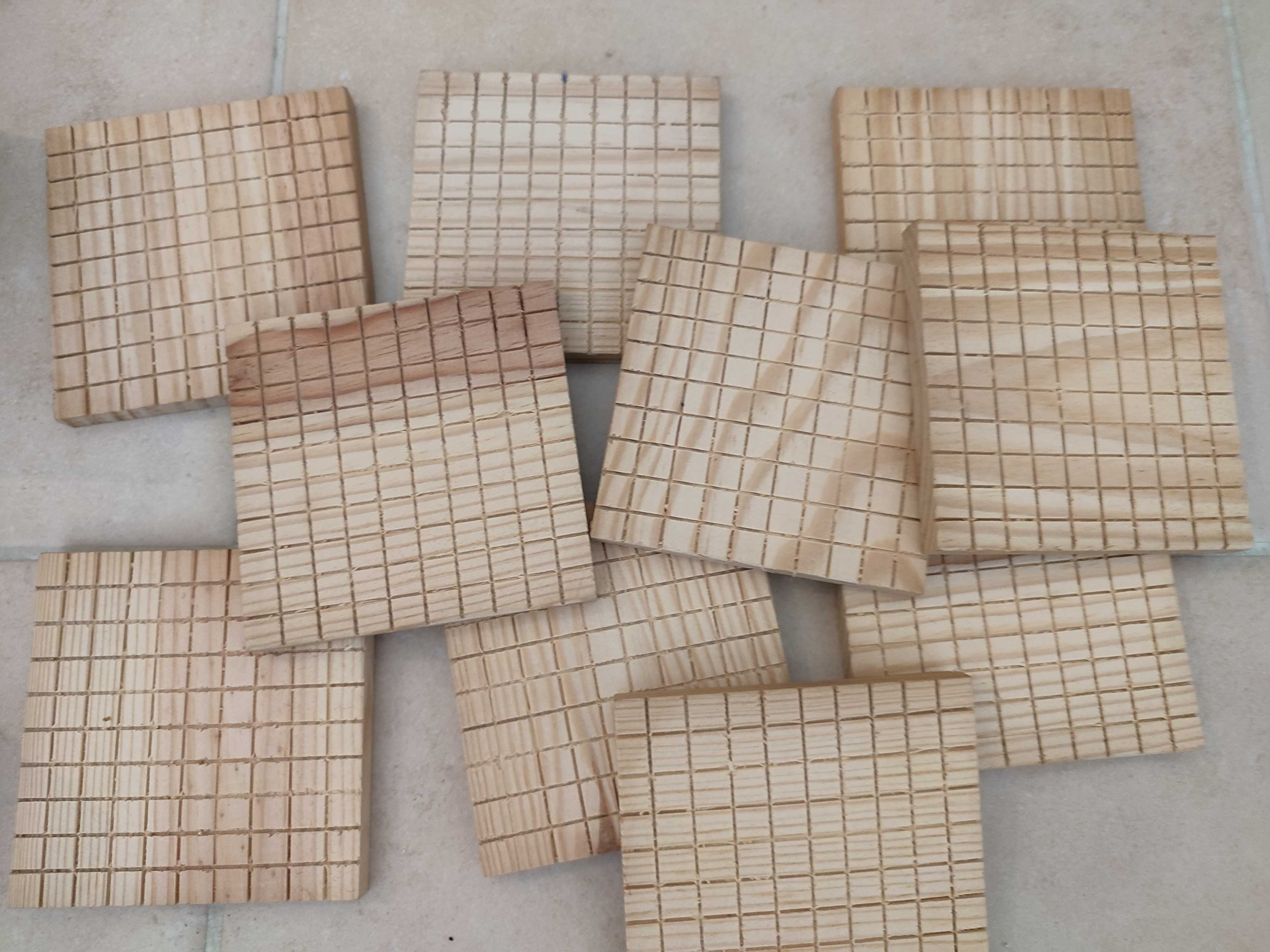 Lote com cerca de 50 peças de material didático em Madeira