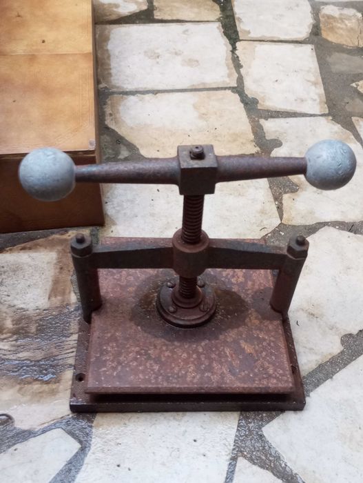 Placa para gravura (imagem de Lisboa e o Tejo em 1704) com Prensa