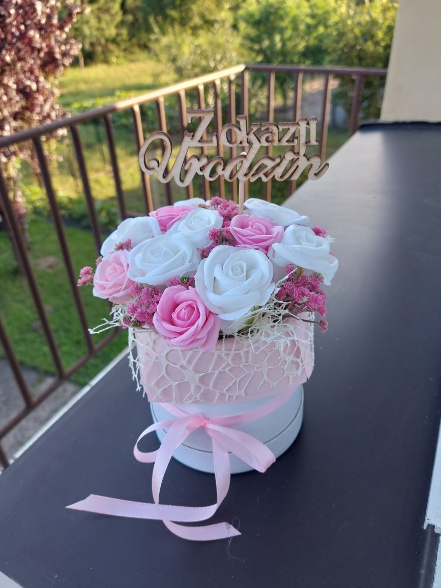 Flowerbox z pachnących róż mydlanych na prezent upominek