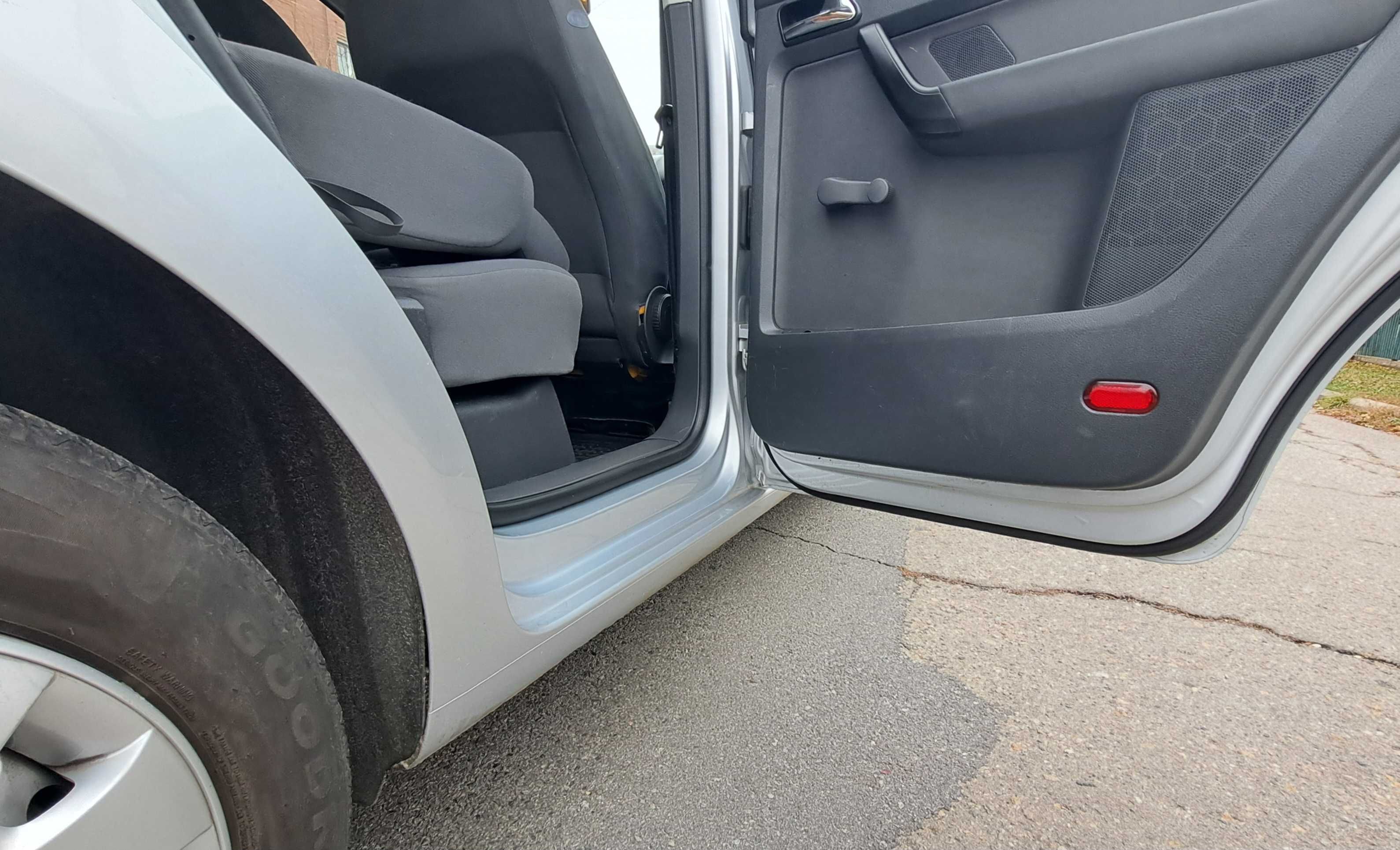 Volkswagen Touran 1, 6 бензин 2004 рік з Німеччині у гарному стані.