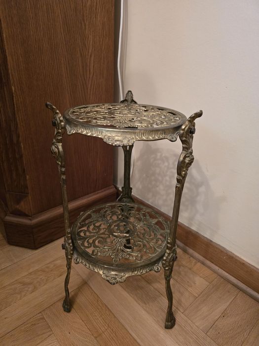 Metalowy kwietnik zloty piekny