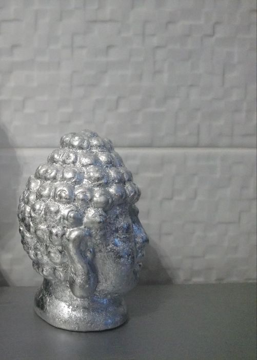 Głowa buddy srebrna budda