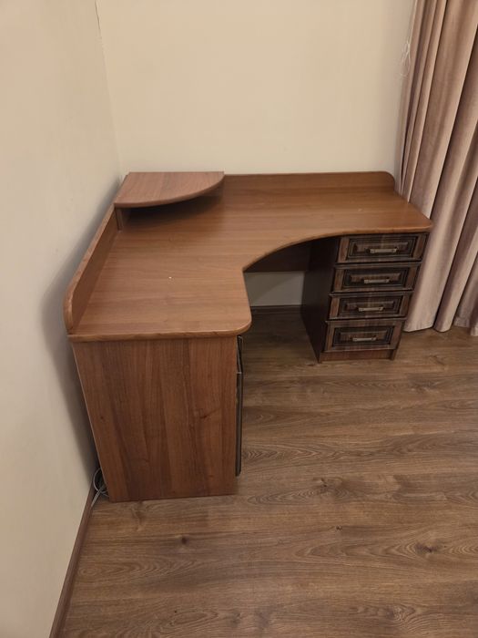 Кутовий стіл для навчання.