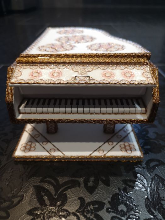 Ręcznie robiona szkatułka fortepian