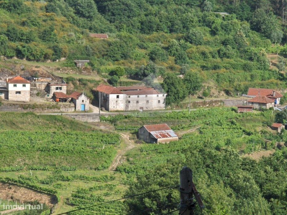 Casa secular com foral e capela.