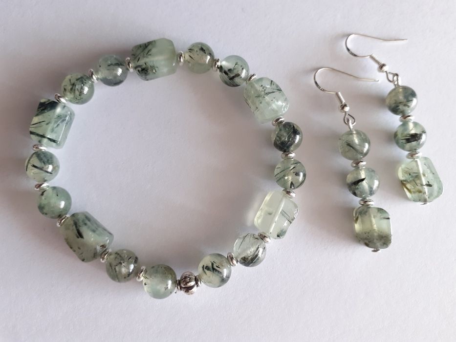 Komplet biżuterii z kamieni - bransoletka i kolczyki - różne