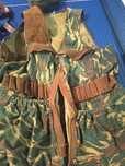 Conjunto colete/cartucheira/boné de caça