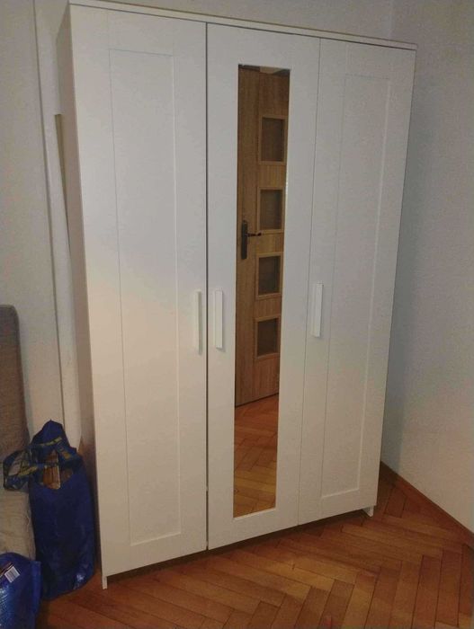 Pojemna szafa z lustrem zarezerwowana