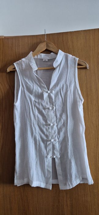 Camisa de algodão sem mangas.