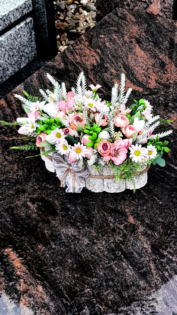 Stroik kompozycja wiązanka sztuczne kwiaty na grób cmentarz