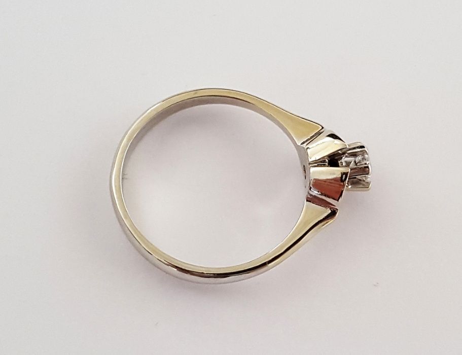 Złoty pierścionek zdobiony brylantem 0,20 carata