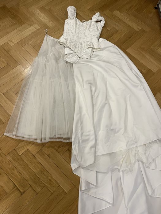 Suknia ślubna z gorsetem, spódnicą i tiulem