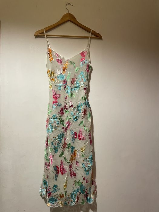 piękna letnia sukienka za kolano, na ramiączkach