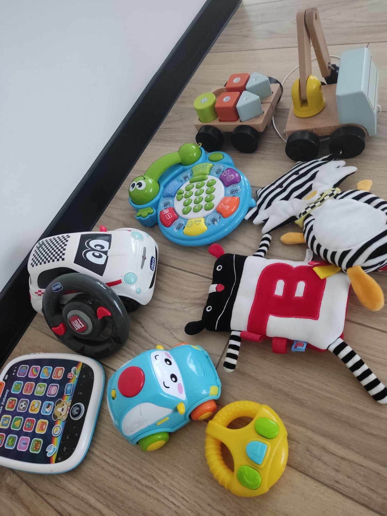 Zestaw zabawek dla dzieci, samochód zdalnie sterowany, tablet i inne