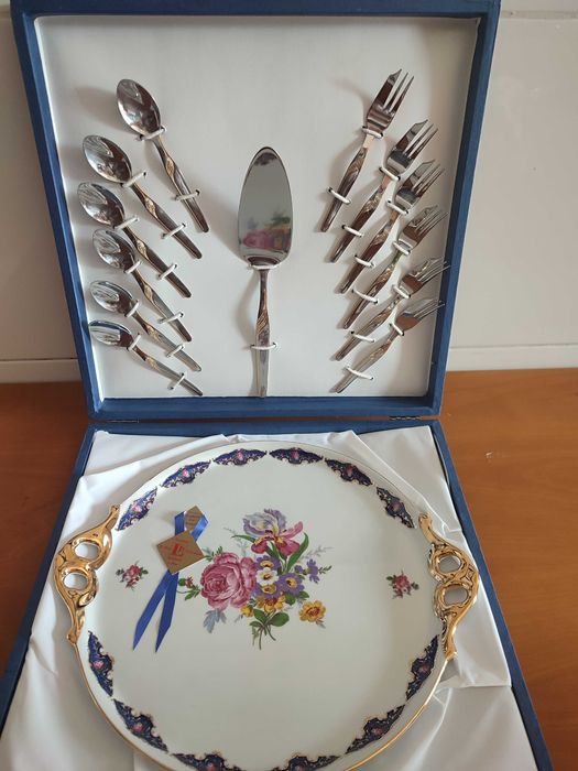 Prato de bolo com talheres