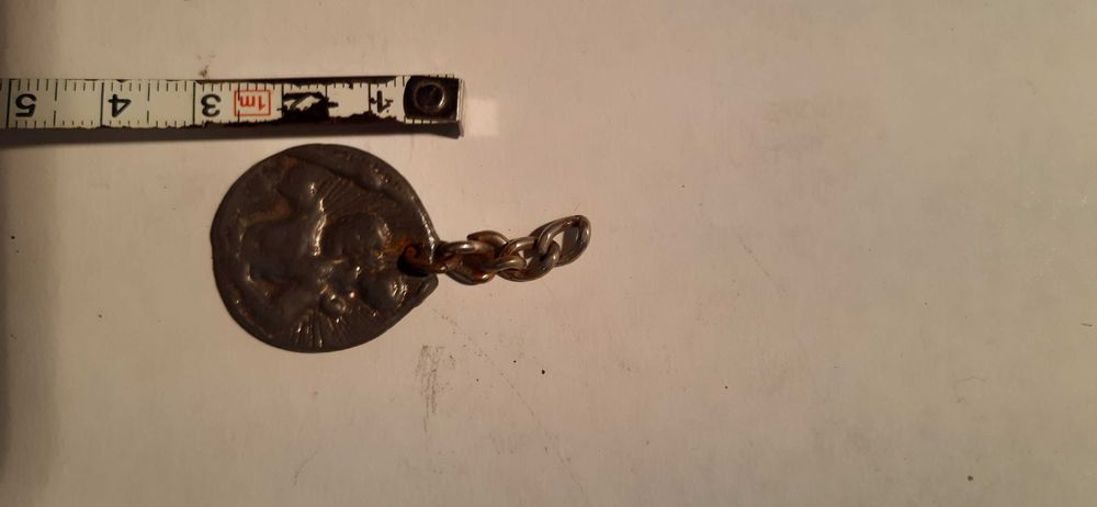 stare dewocjonalia , wisiorki świetych i krzyżyk pamiątka prl