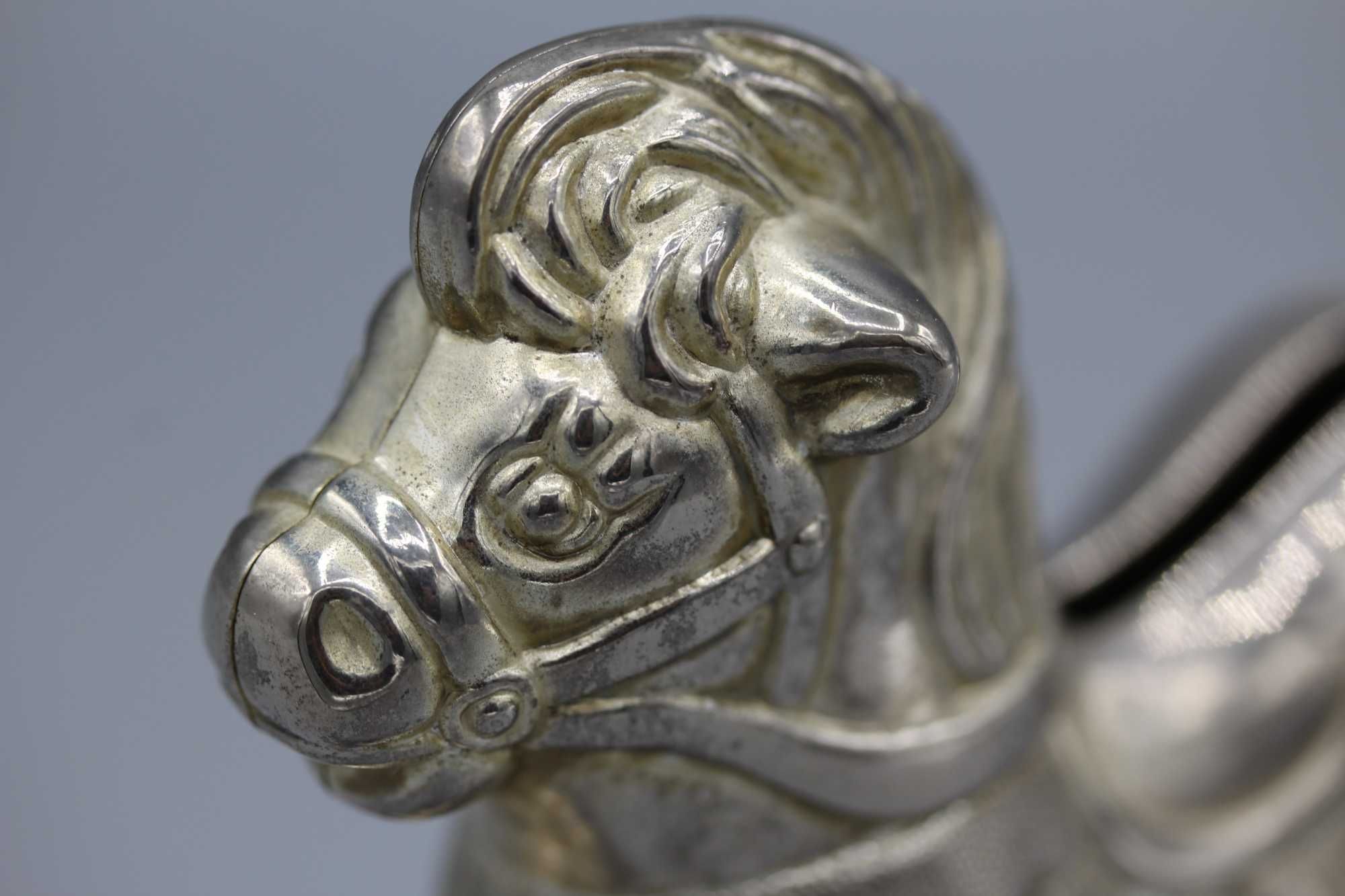 Elegancka dekoracyjna skarbonka koń na biegunach