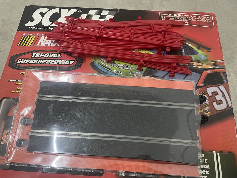 Pista oval SCX 1:32 + subaru impreza