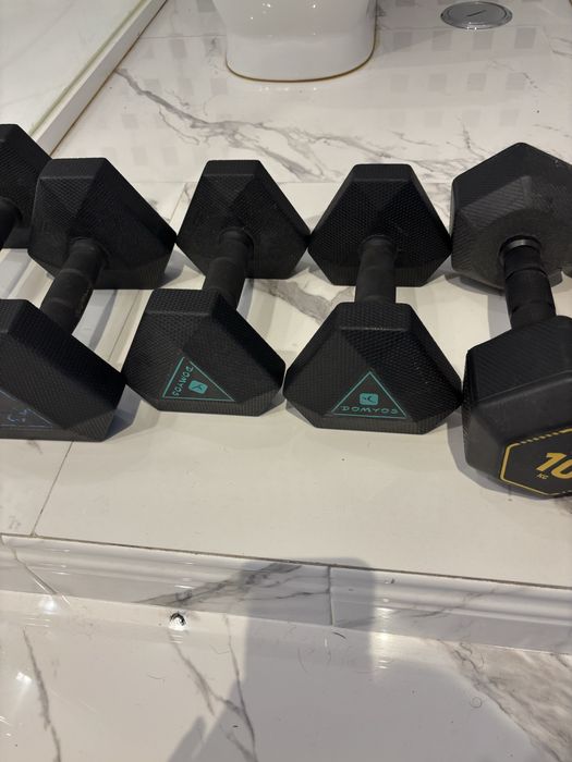 Vários pesos de fitness/musculação