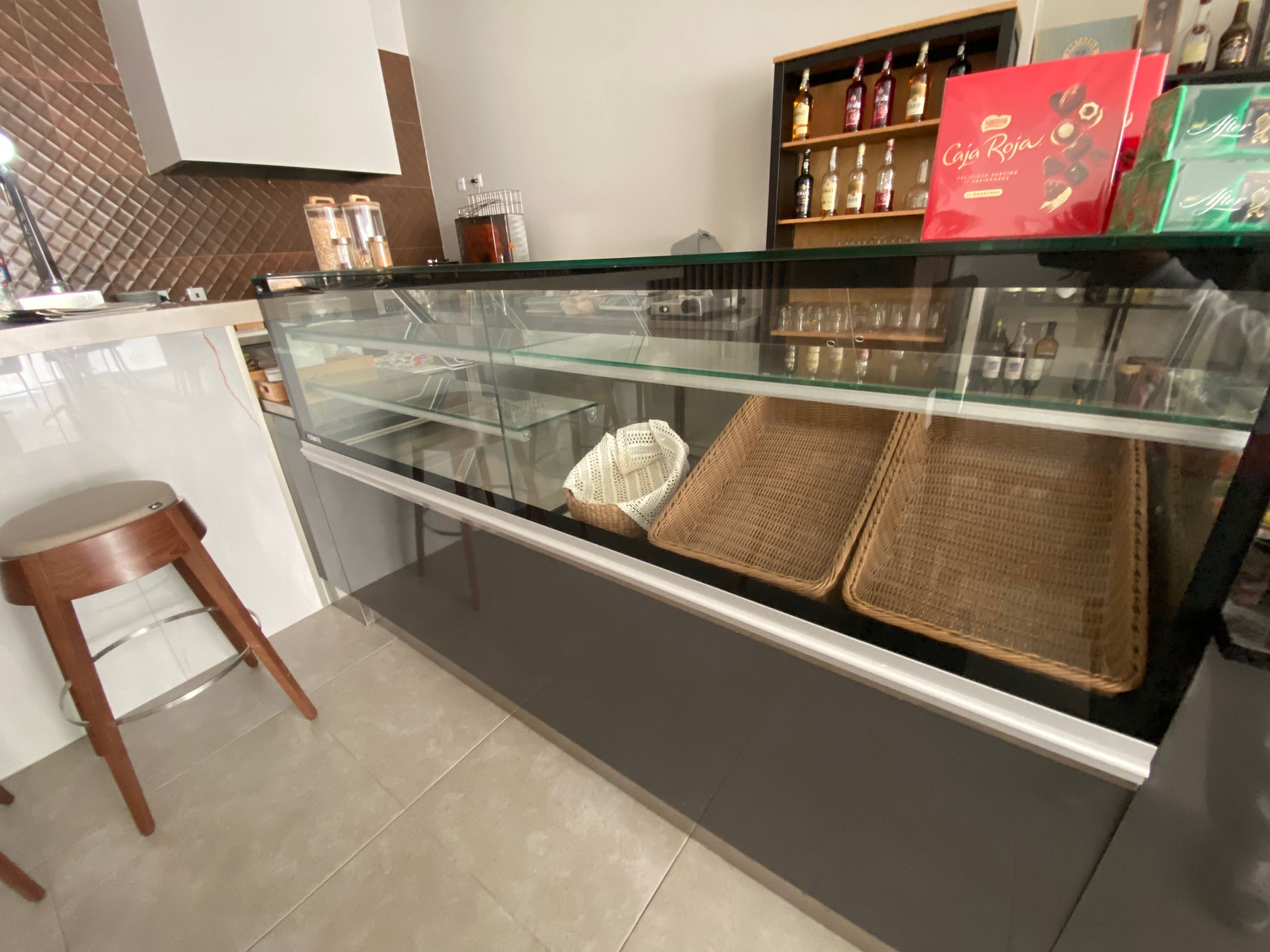 Vitrine de pastelaria neutra