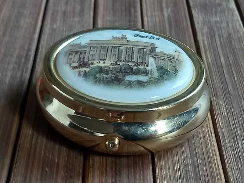 Metalowe pudełko na leki  ,vintage