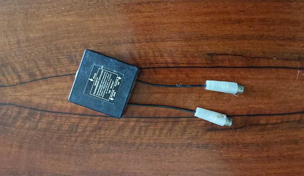 Роздвоювач для під'єднання однієї телевізійної антени