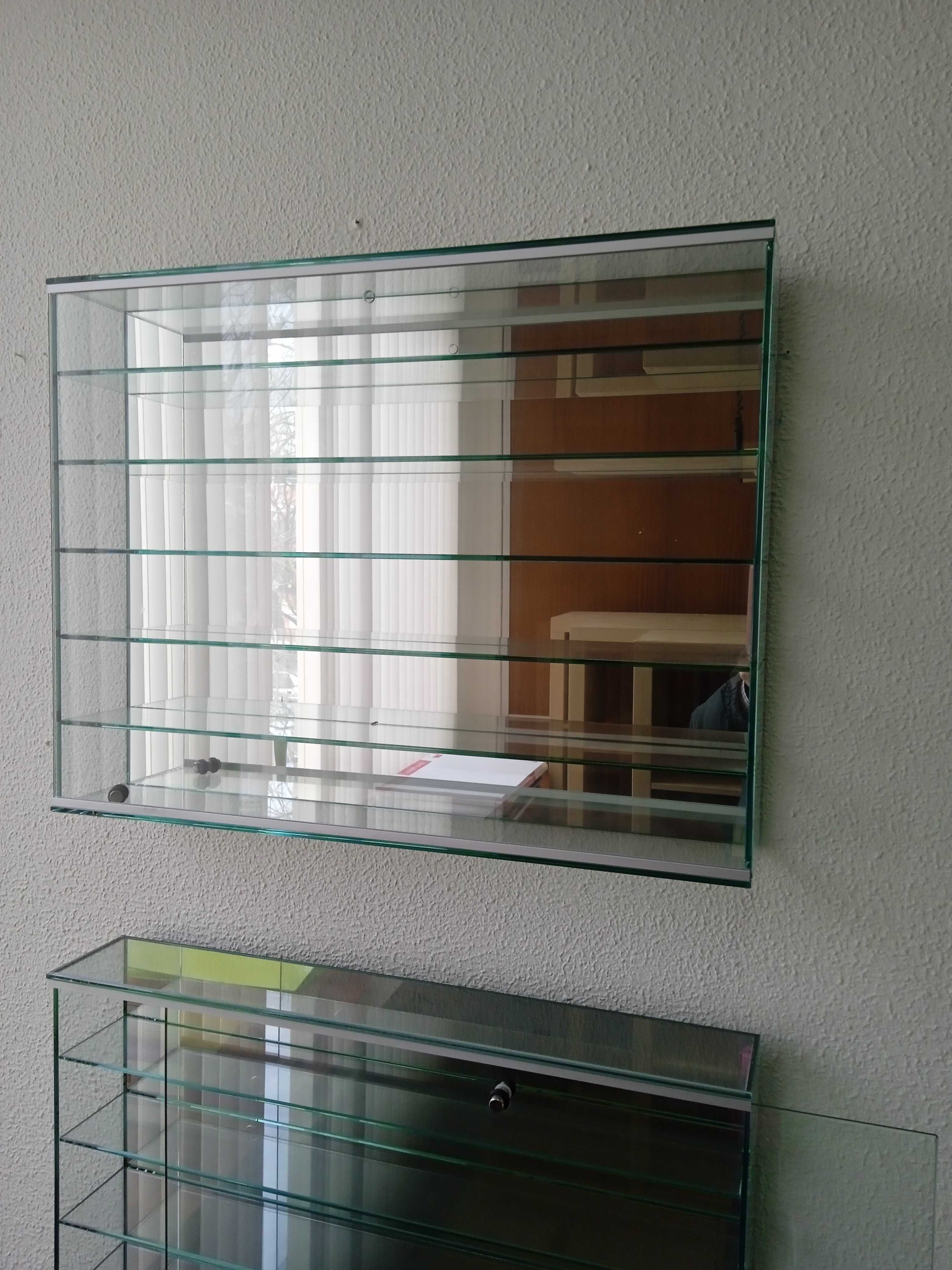 Vitrines fundo espelhado fechadas  em vidro 5mm