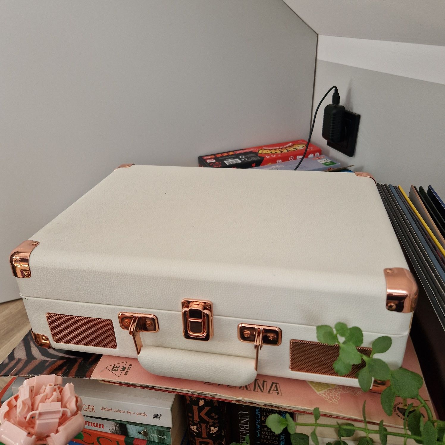 gramofon walizka beżowy plyty winylowe