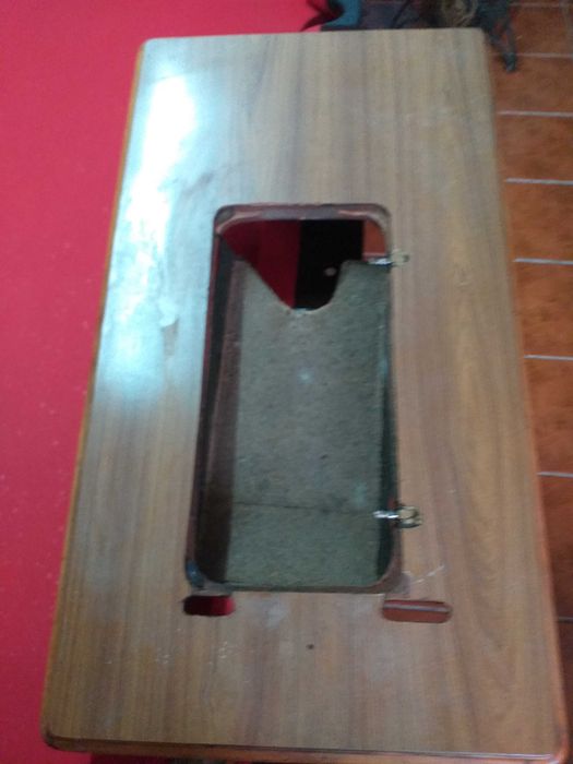 Maquina de costura e tampo