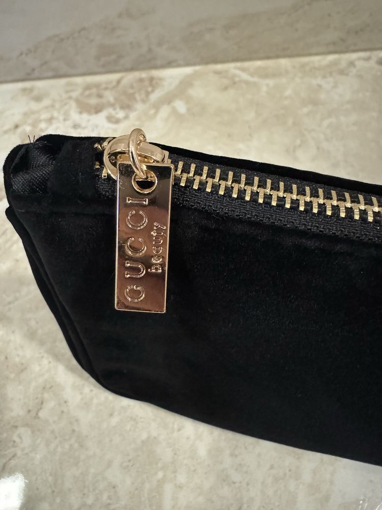 Косметички Gucci.