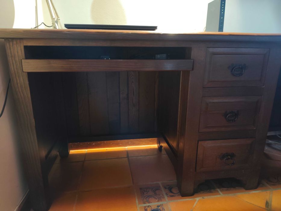 Secretária em madeira maciça