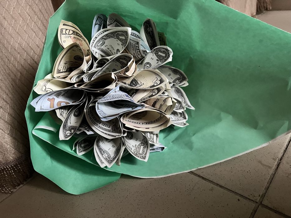 Букетик з фальшивих доларів