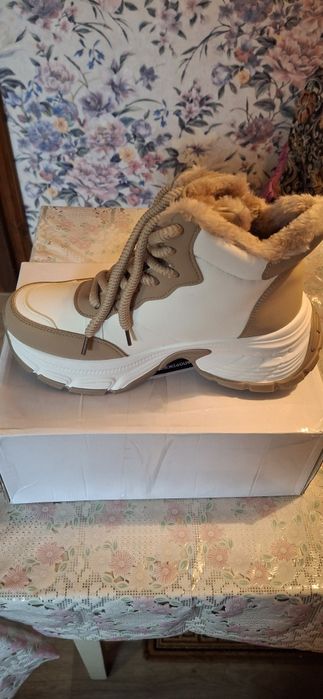 Зимние женские кроссовки! Новые!