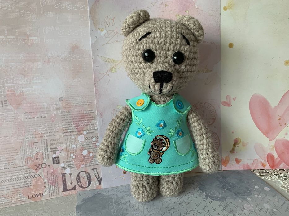 Мишка вязанный крючком в одежде.
