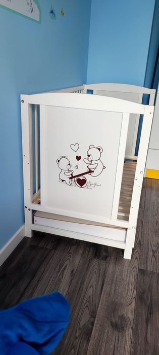 Łóżeczko drewniane z szufladą w kolorze białym+barierka 120x60