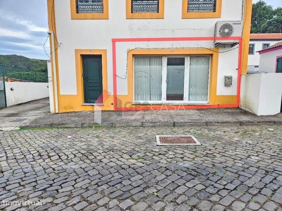 Espaço comercial localizado no centro da Praia da Vitória.