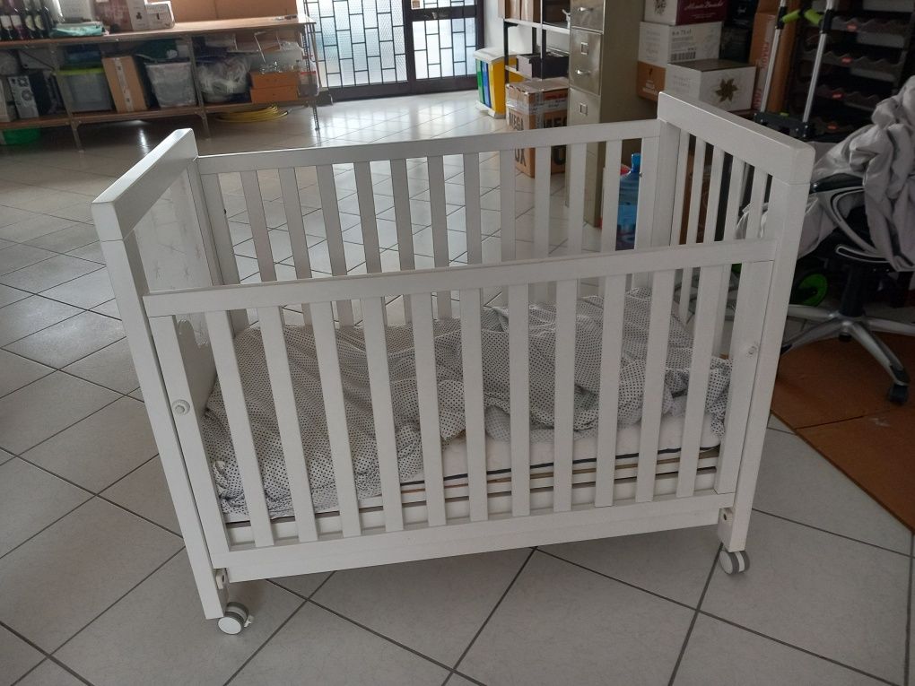 Vendo cama de bebé em madeira lacada com gaveta