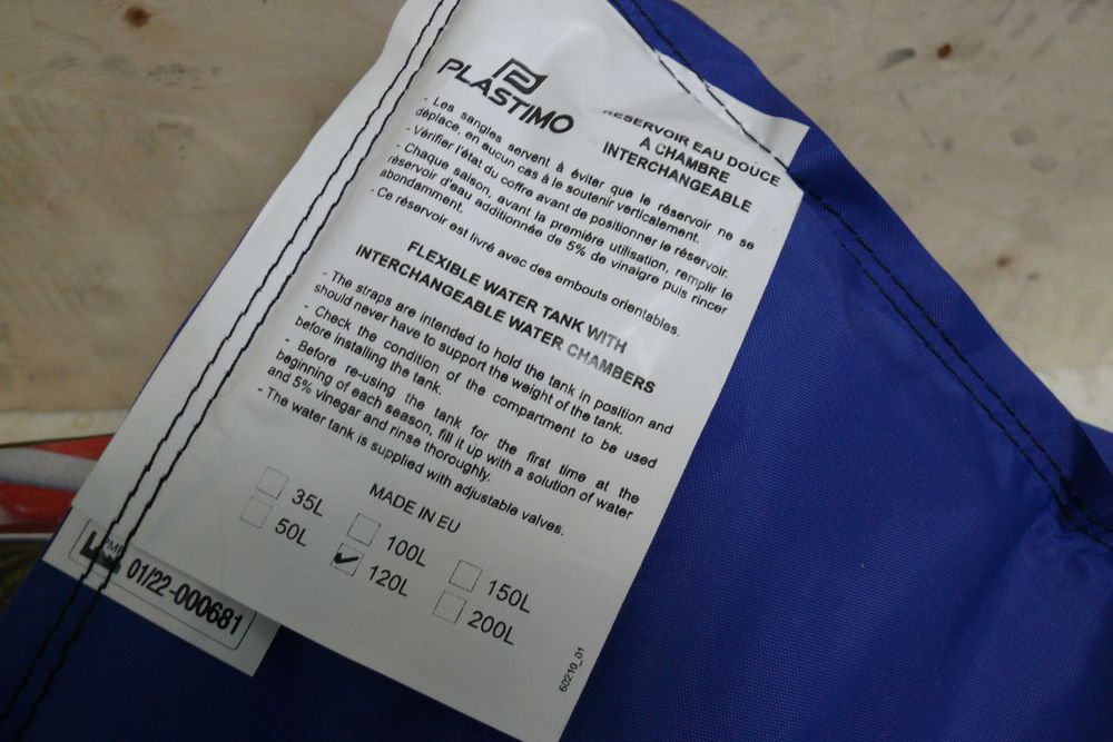 Depósito de água doce flexível da marca Plastimo.