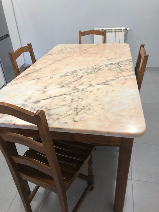 Mesa de jantar de marmore