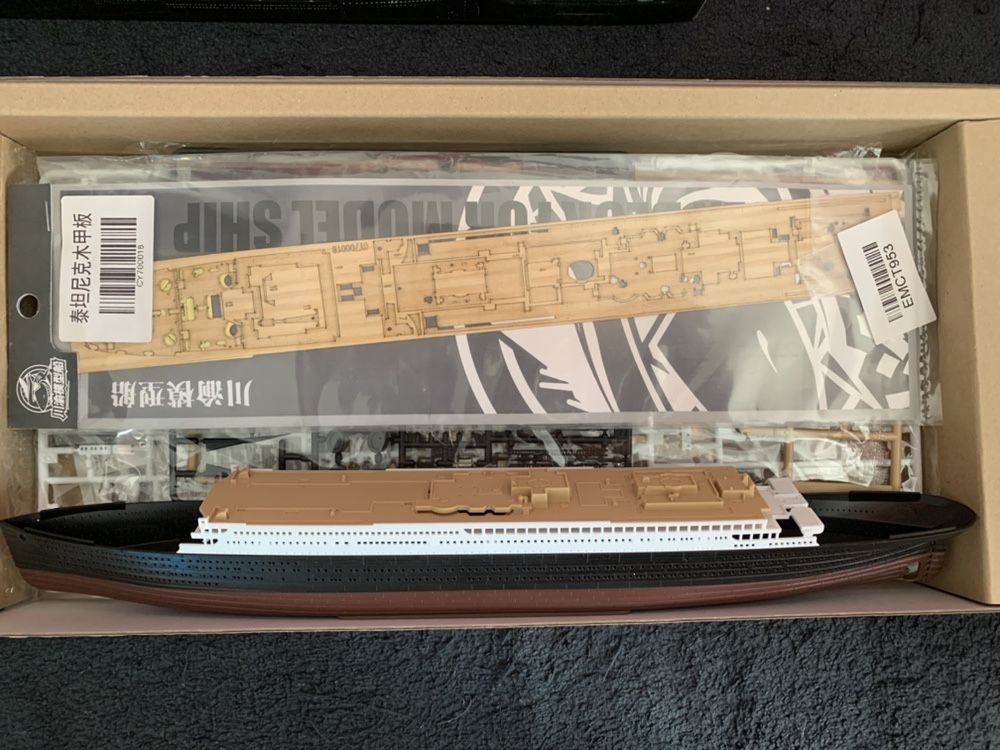 Titanic Academy LED 1:700 + drewniany pokład.