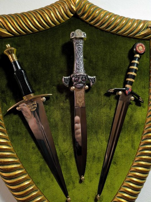 Expositor de parede em madeira, com 3 adagas