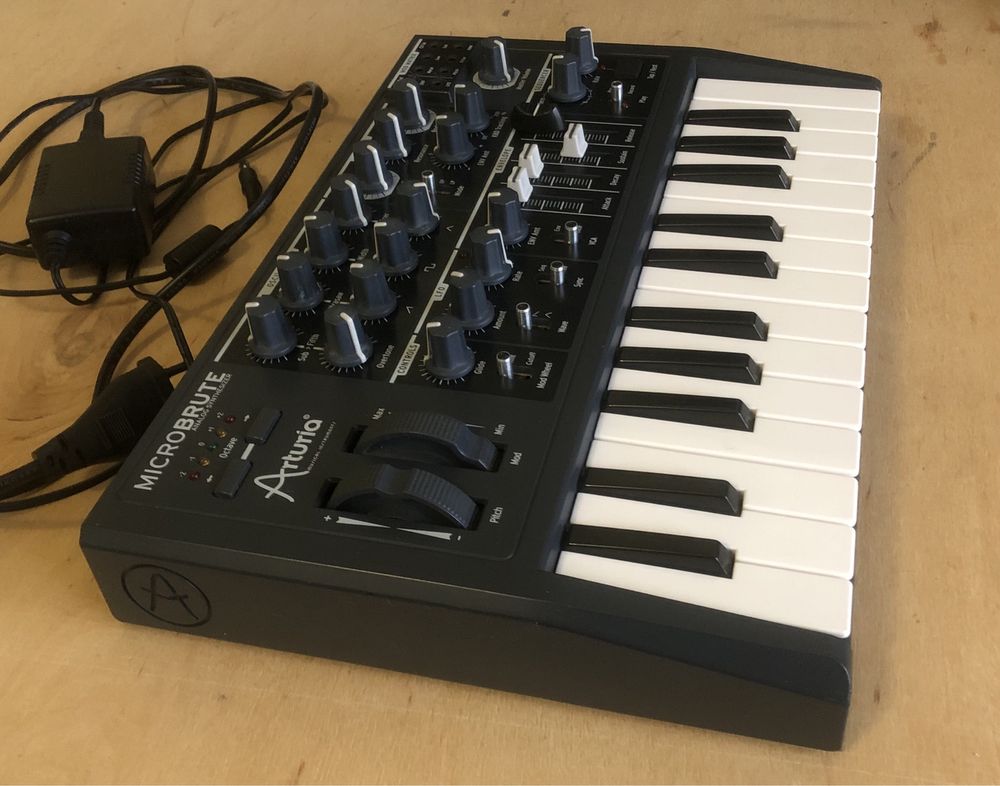 Продам аналоговый синтезатор Arturia Microbrute.