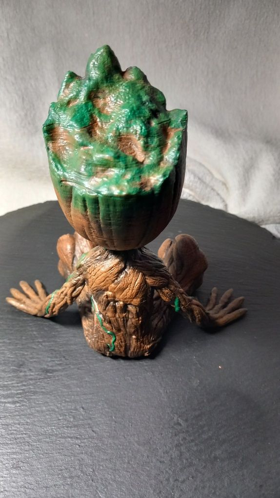 Groot sentado pintado à mão