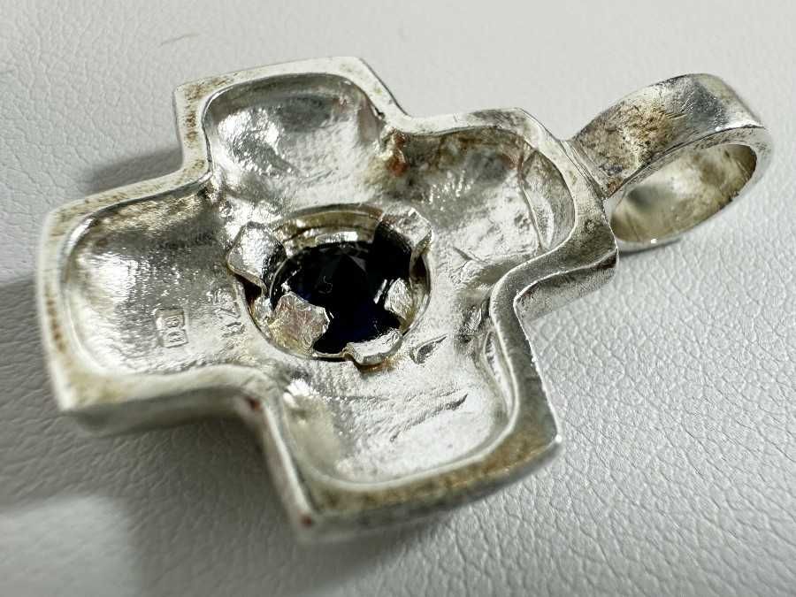 Duża zawieszka/wisiorek do łańcuszka krzyżyk z niebieskim oczkiem 925